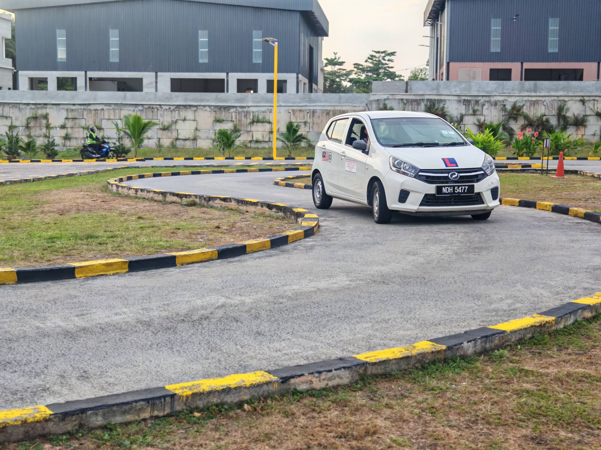 Proton Saga latihan di litar AMN
