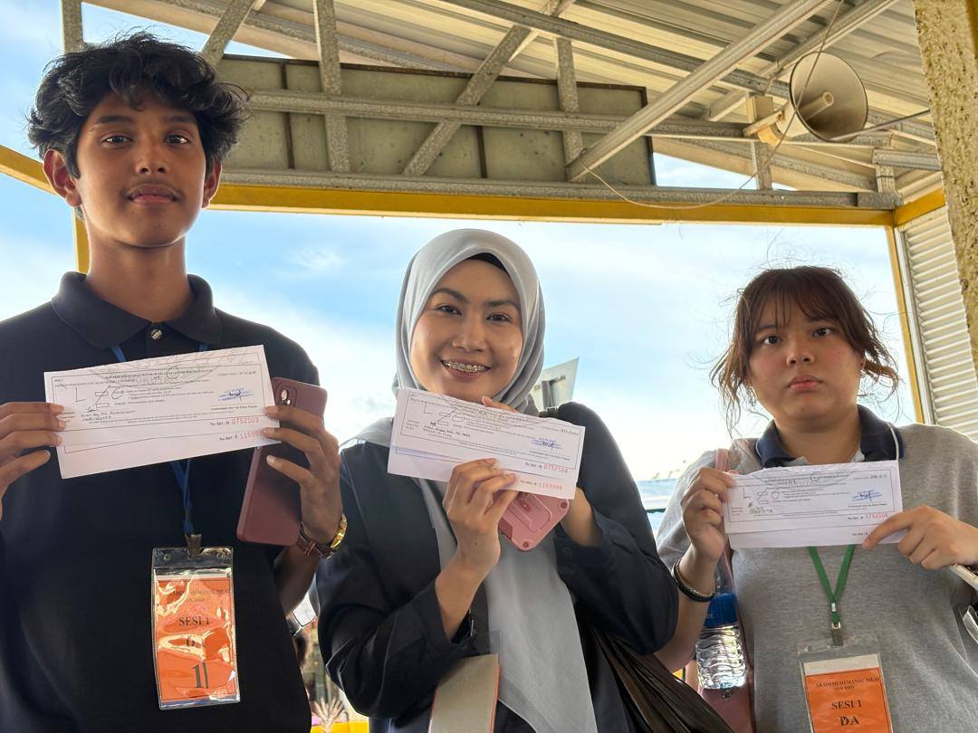 Pelajar pelbagai latar belakang dengan slip lulus