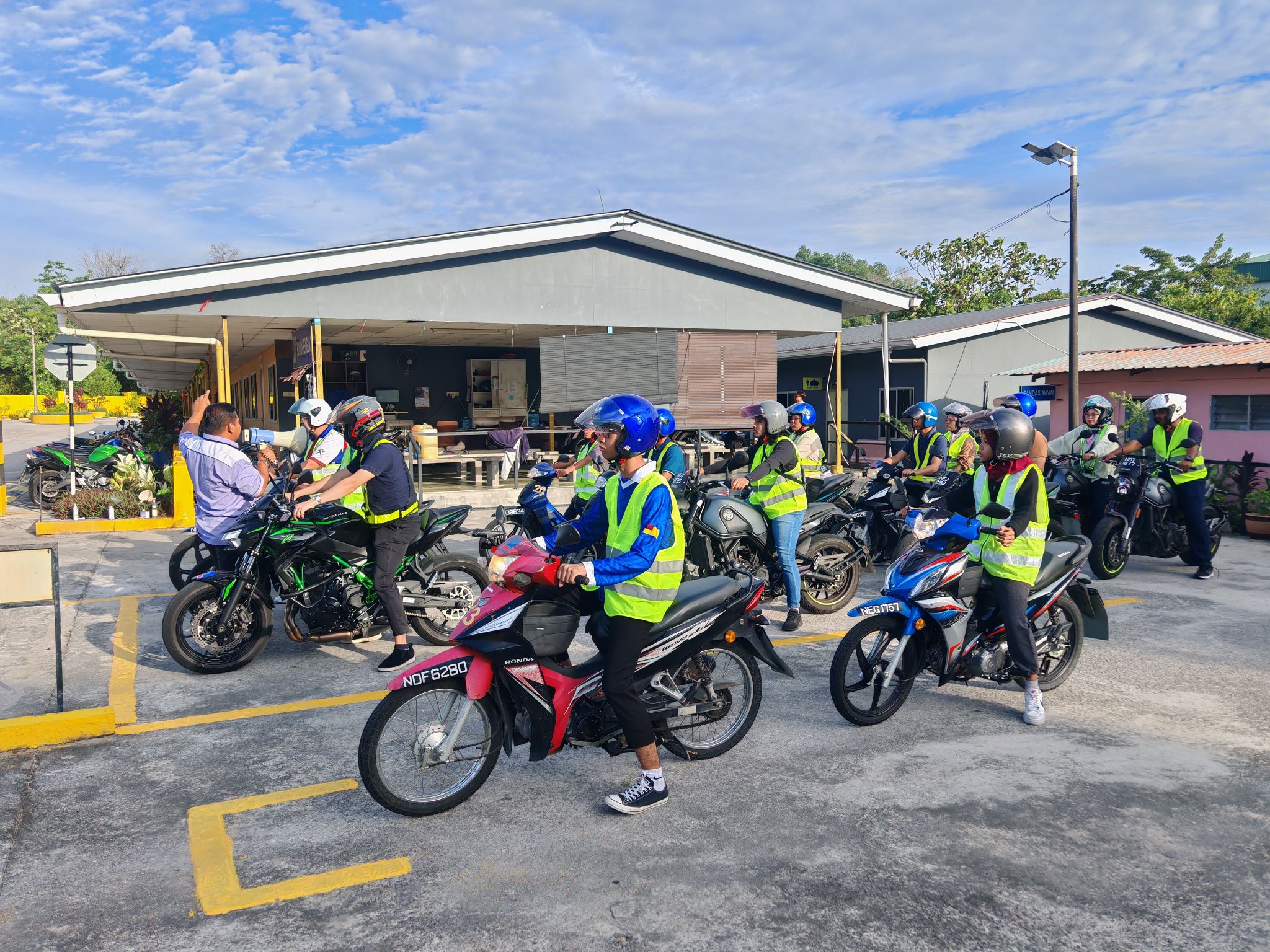 Pelajar motor dari Kajang dan Semenyih berlatih di litar AMN Nilai
